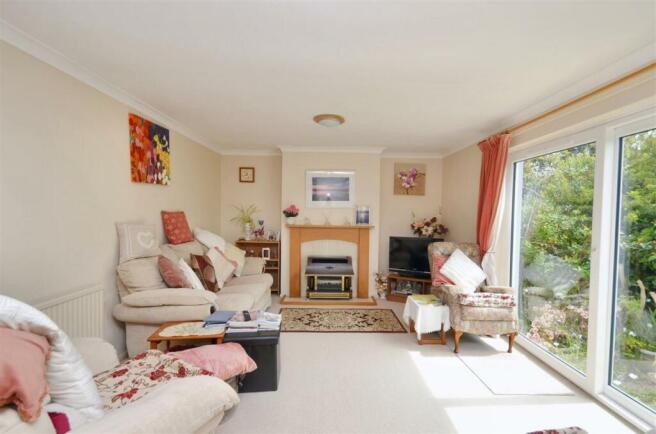 LOUNGE/DINING ROOM