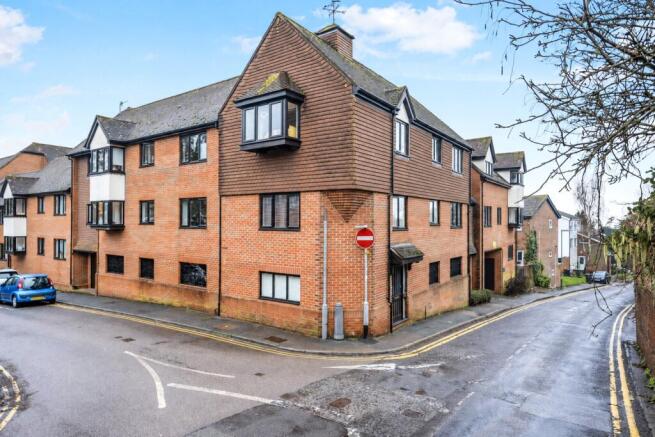1-bed flat on Warren Road, Guildford, Surrey, GU1, £250,000