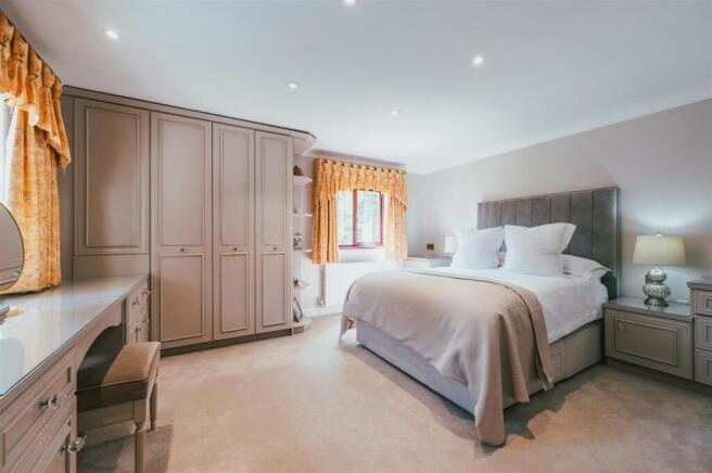 6 bed Detached for sale Image 4