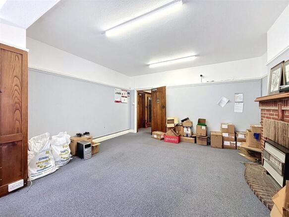 5 bed Detached for sale Image 8