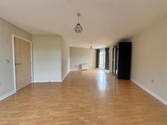 2 bed Apartment to rent Image 4