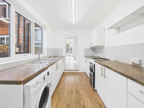3 bed Terraced to rent Image 5