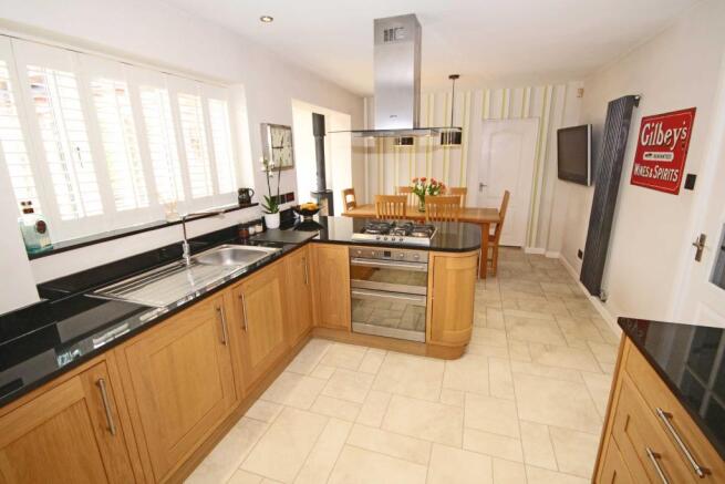 KITCHEN/DINING ROOM