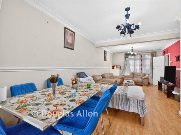 Lounge/Dining Area