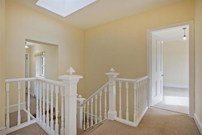 4 bed House for sale Image 8