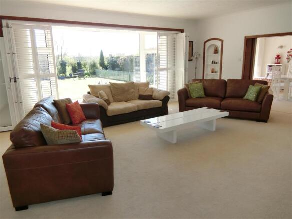 Superb Spacious Loun