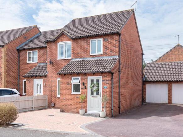 26 Balmoral Close-2.jpg