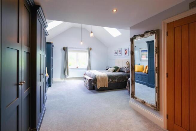 MAIN BEDROOM SUITE