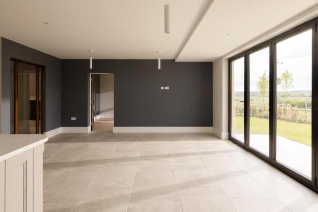 5 bed Detached for sale Image 8