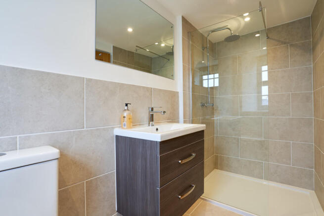 Ensuite to bedroo...