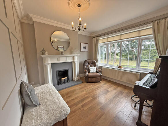5 bed Detached for sale Image 9