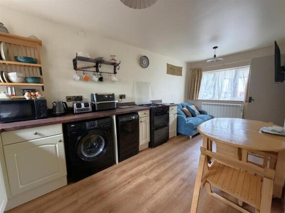 Hollybush Close, Chippenham photo 4