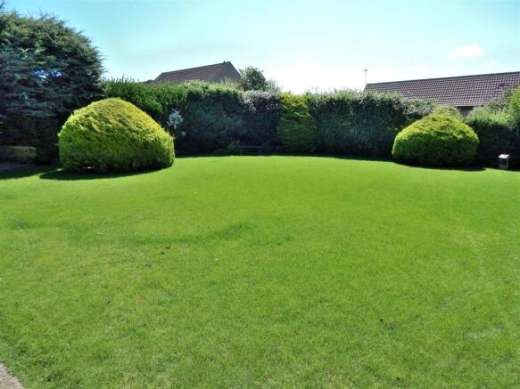 FRONT GARDEN.JPG