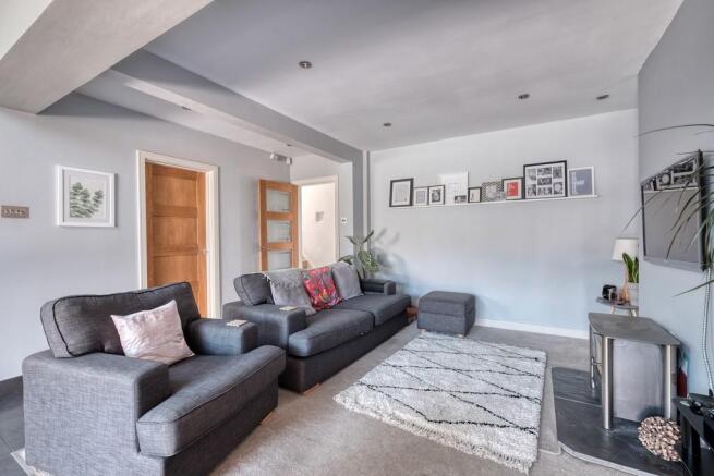 Kitchen / Lounge ...