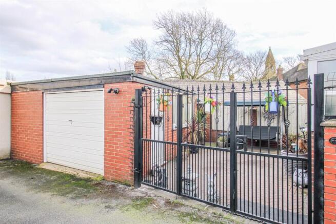 2 bed Semi-Detached for sale Image 10