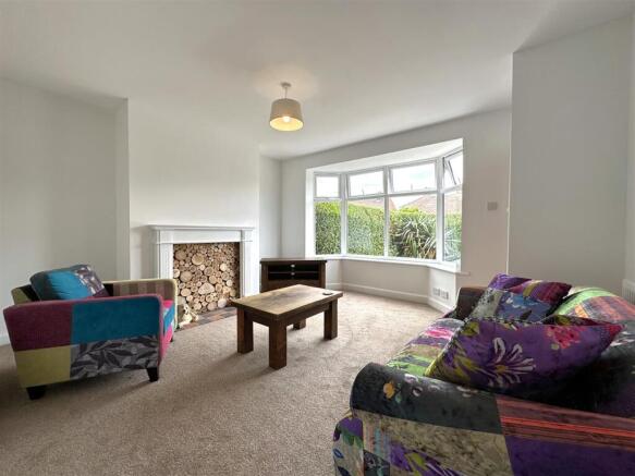 Bay-Fronted Lounge 821