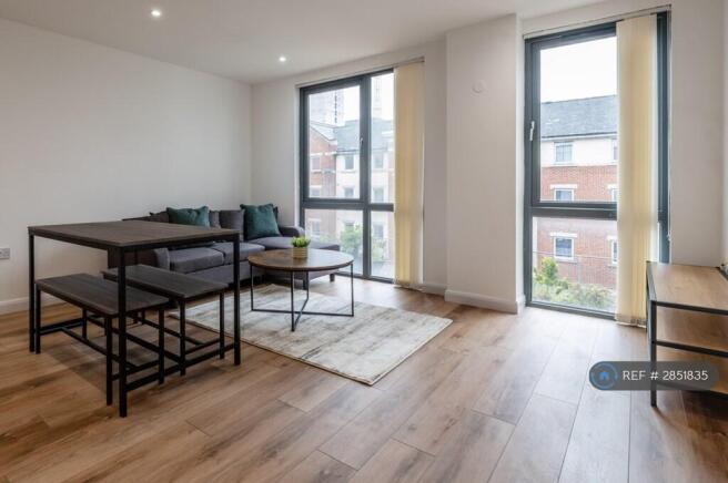 2 bed Flat to rent Image 5