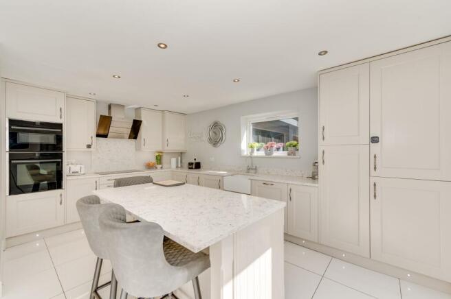5 bed Detached for sale Image 8
