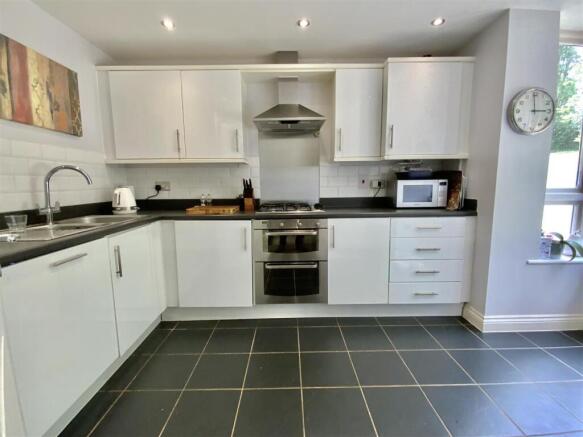 Kitchen/ Breakfast Room