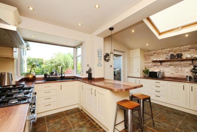 4 bed Semi-Detached for sale Image 4