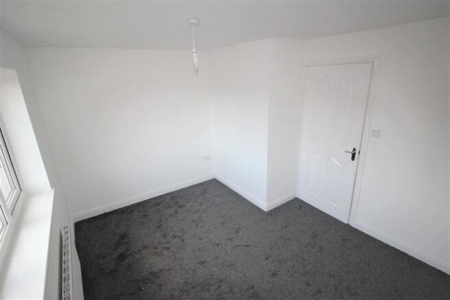 1st bedroom (b)