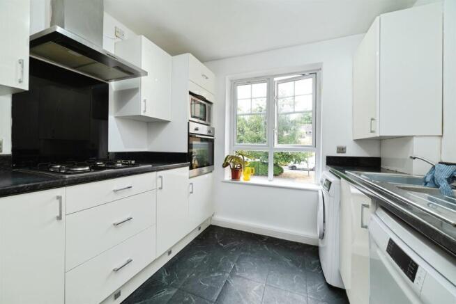 3 bed Apartment for sale Image 4