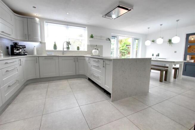 5 bed Detached for sale Image 10