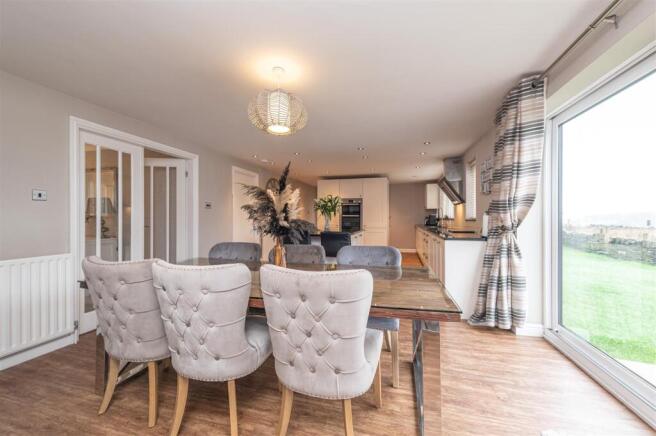 5 bed Detached for sale Image 11