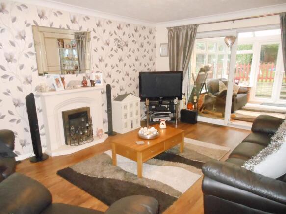 LIVING ROOM: