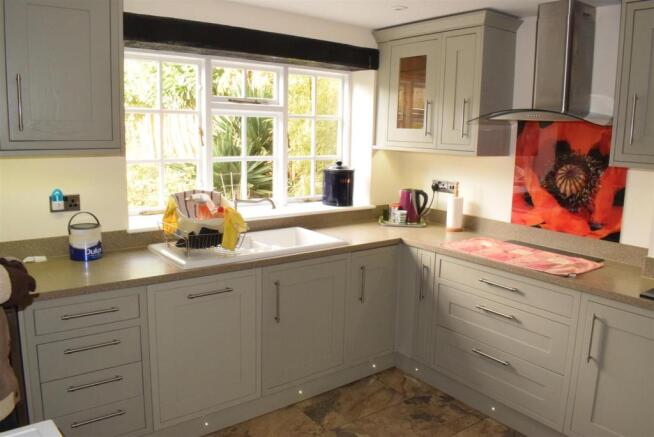 83 Kitchen.jpg