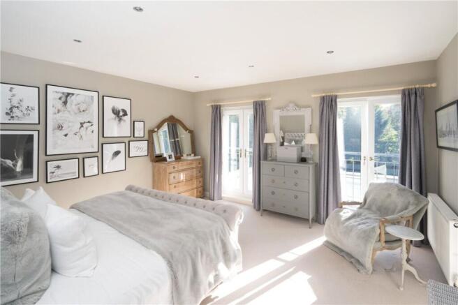 6 bed Detached for sale Image 9
