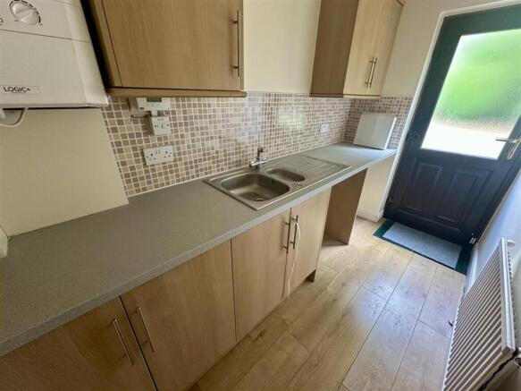 4 bed Detached to rent Image 4