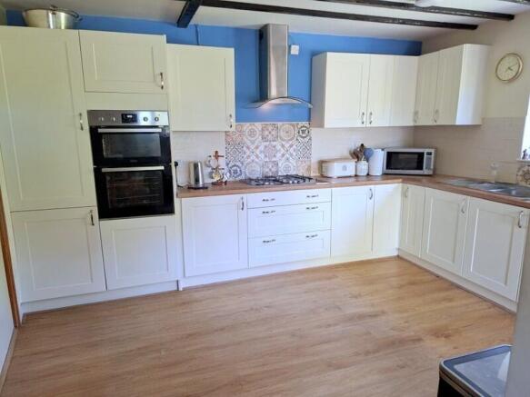 Pentrebeirdd Bungalow, Prentrebeirdd, Guilsfield, Welshpool, Powys, SY21 9DL photo 4