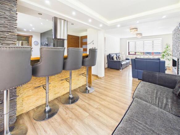 OPEN PLAN KITCHEN/DINING ROOM