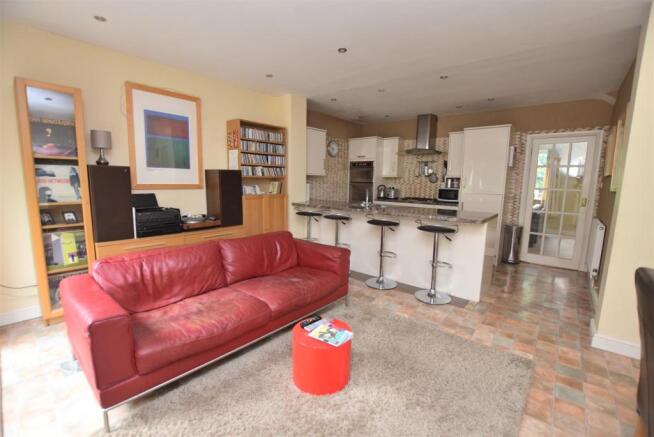 Spacious Open Plan Living Kitchen