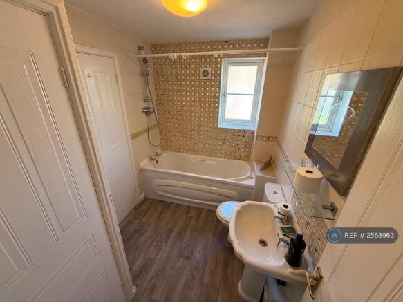 2 bed Flat to rent Image 5