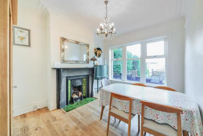 5 bed Semi-Detached to rent Image 4