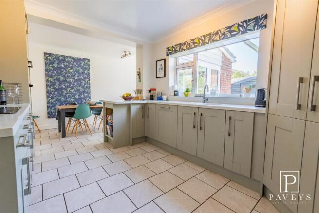 KITCHEN DINING FAMILY ROOM