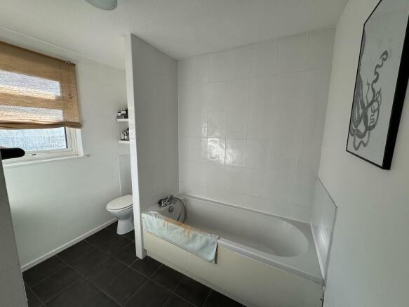 22 - Bathroom.jpg