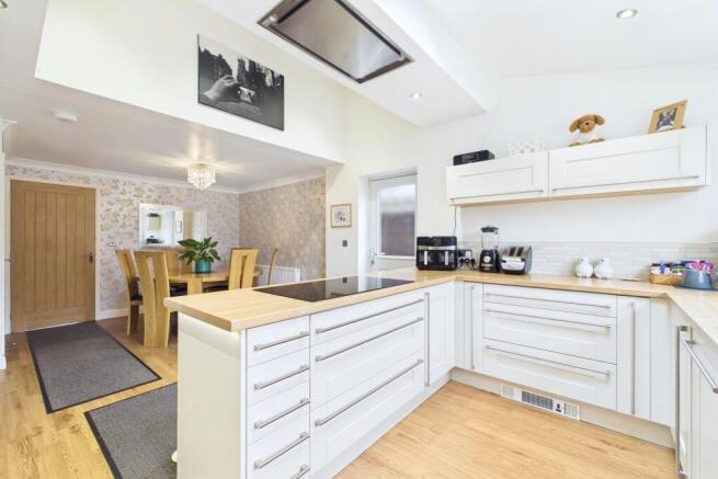 5 bed Detached for sale Image 6