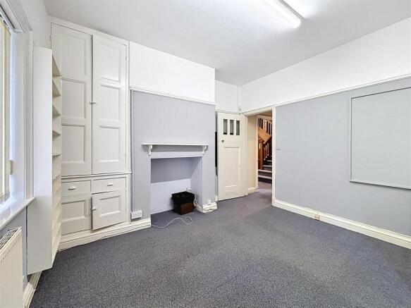 5 bed Detached for sale Image 11