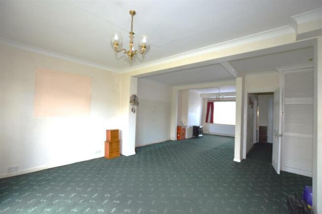 1 Villiers Avenue through liv.JPG