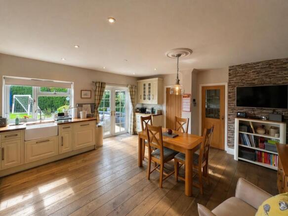 Woodend Lane - kitchen2.jpeg