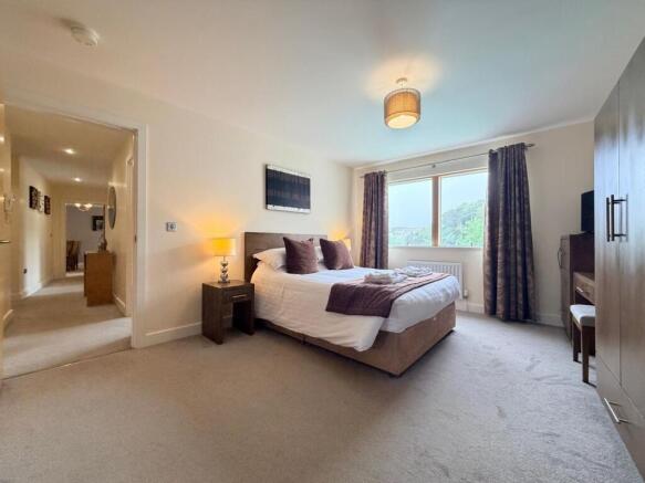 3 bed Apartment for sale Image 8