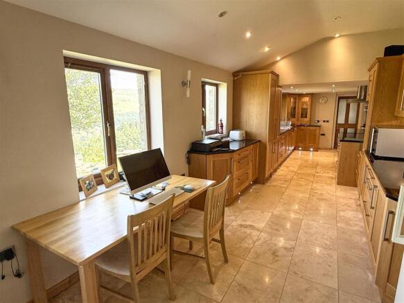 5 bed House for sale Image 7