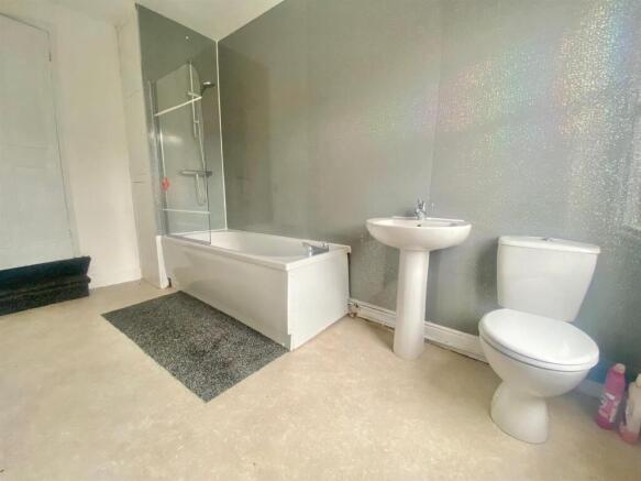 39 Oakley Road Bathroom shot 2.jpg