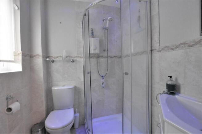 11 Byron Close - en-suite.JPG