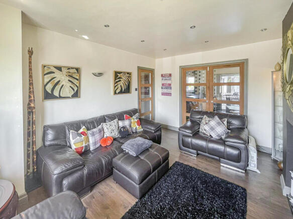 3 bed Semi-Detached for sale Image 6