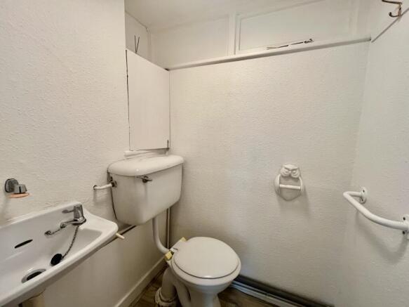 4 bed House to rent Image 7