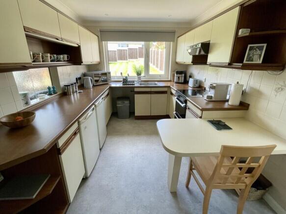 Lewesdon Drive, Broadstone photo 4